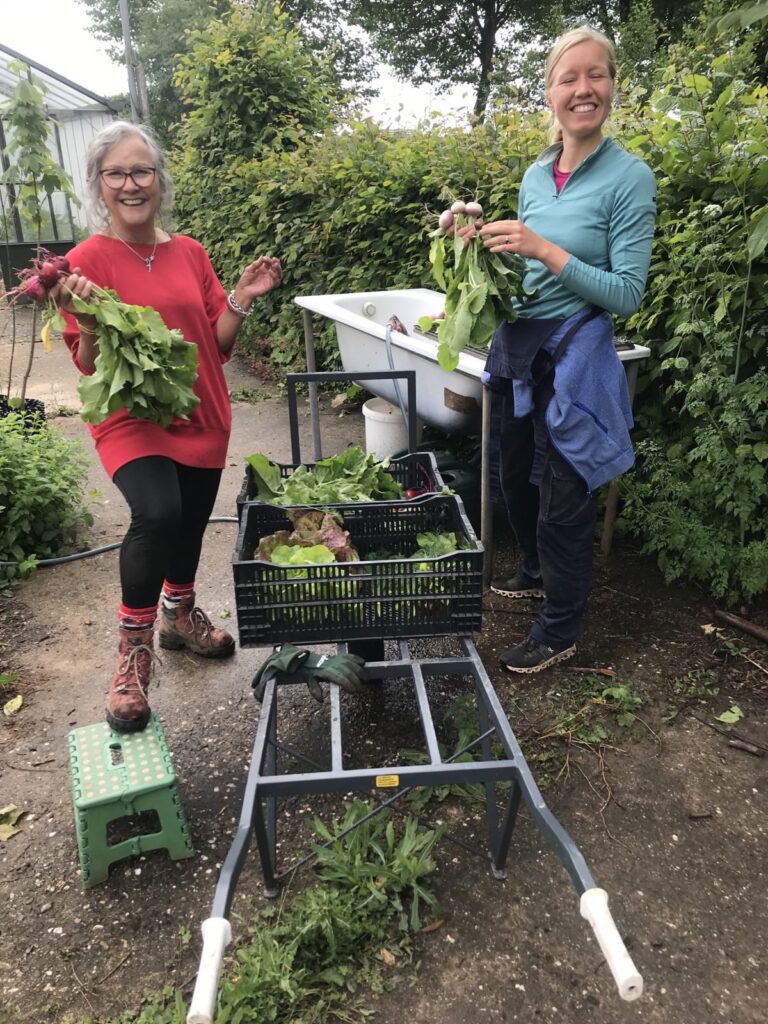 Grace en Lotte wassen groenten Tuinderij Bodemliefde